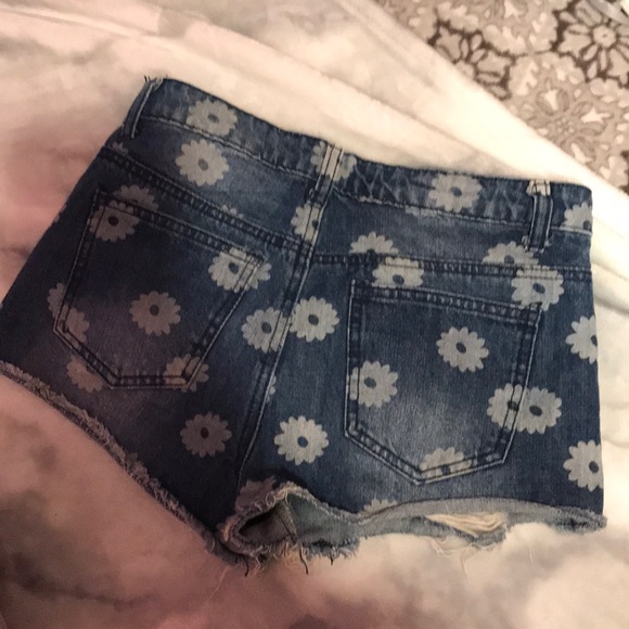 Flower shorts - Picture 2 of 3